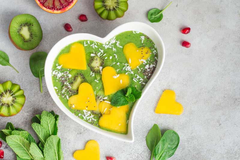 Smoothie-bowl met spinazie, kiwi en mango