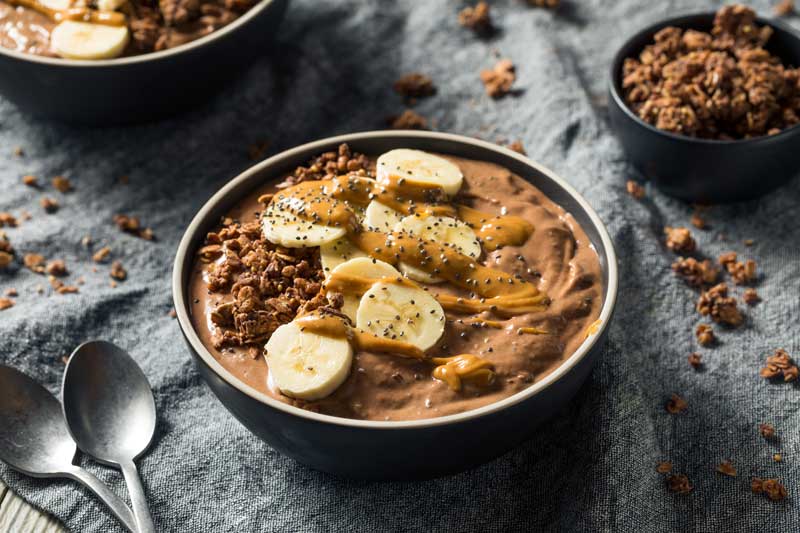 Chocolade smoothie bowl met pindakaas en banaan