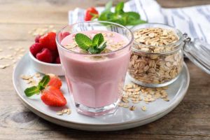 Yoghurt smoothie met rode vruchten en havermout